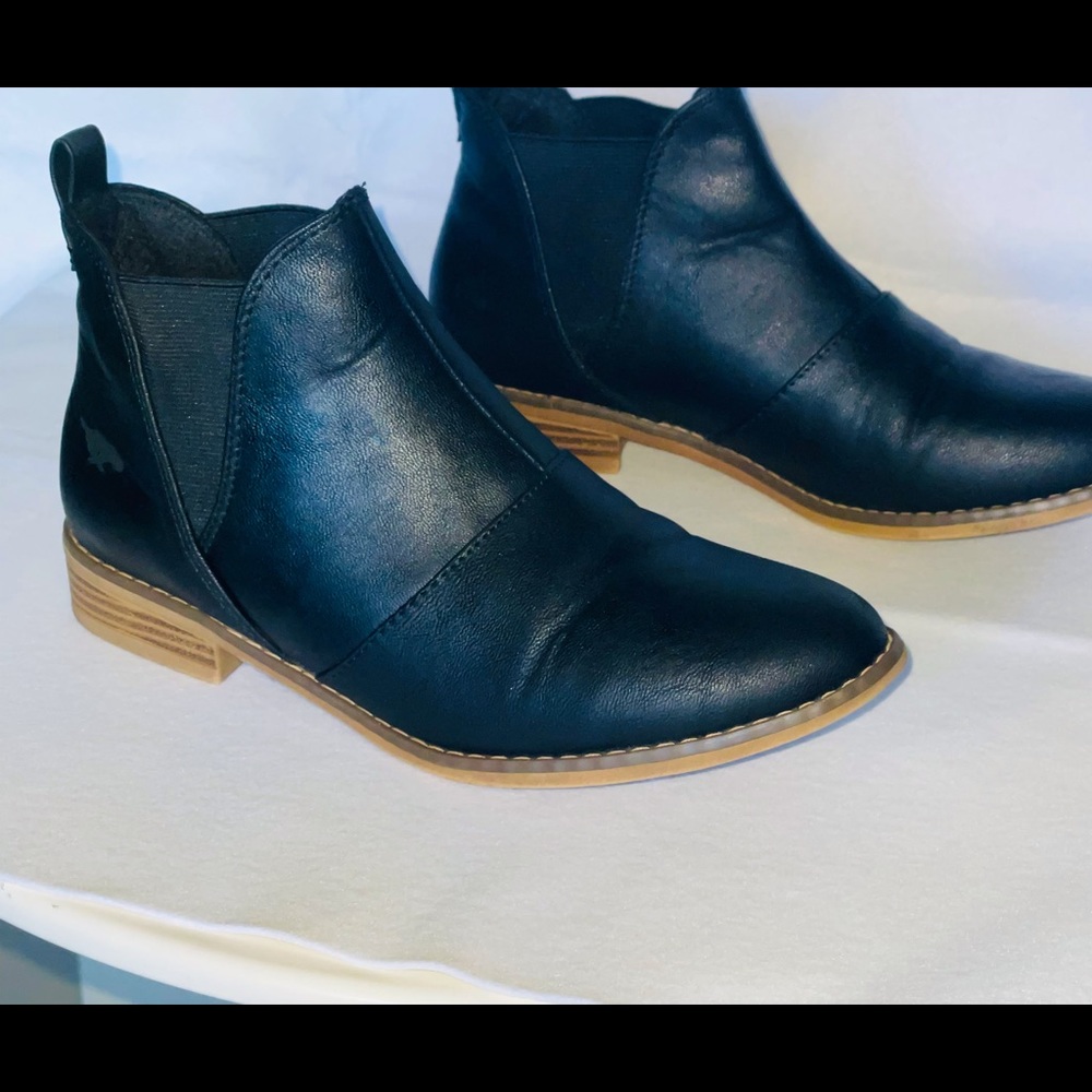 Women Rocket Dog black boots size 9